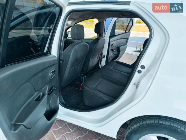 Белый Рено Логан, объемом двигателя 1 л и пробегом 258 тыс. км за 5300 $, фото 1 на Automoto.ua