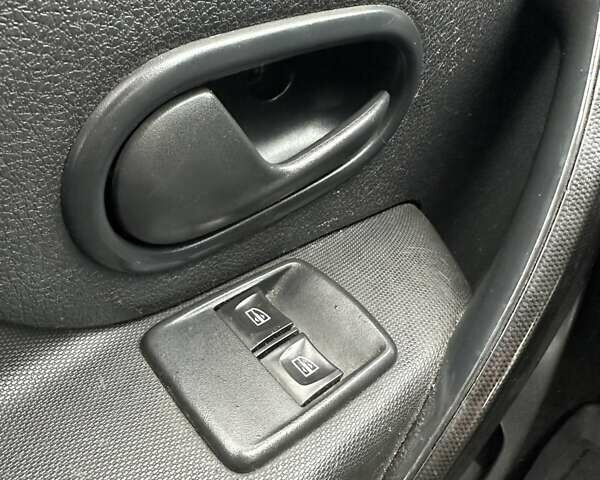 Белый Рено Логан, объемом двигателя 1 л и пробегом 194 тыс. км за 5500 $, фото 22 на Automoto.ua