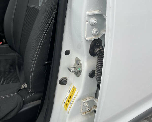 Белый Рено Логан, объемом двигателя 1.5 л и пробегом 153 тыс. км за 10828 $, фото 7 на Automoto.ua