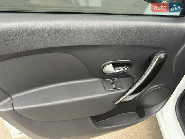 Белый Рено Логан, объемом двигателя 0.9 л и пробегом 41 тыс. км за 9300 $, фото 14 на Automoto.ua