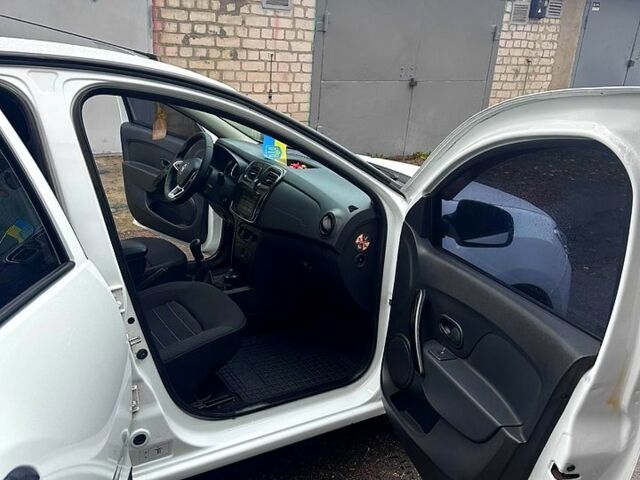 Белый Рено Логан, объемом двигателя 1.5 л и пробегом 152 тыс. км за 7500 $, фото 6 на Automoto.ua