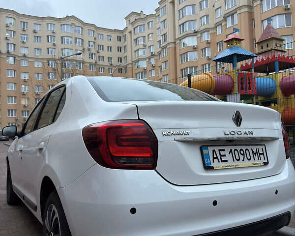 Белый Рено Логан, объемом двигателя 0.9 л и пробегом 88 тыс. км за 10500 $, фото 3 на Automoto.ua
