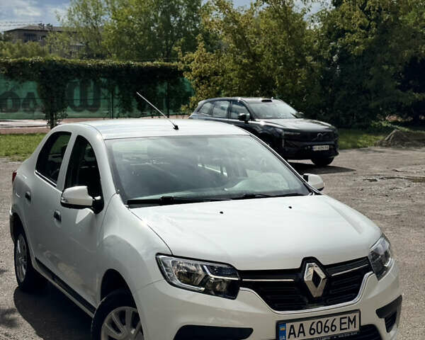 Белый Рено Логан, объемом двигателя 1 л и пробегом 220 тыс. км за 5850 $, фото 1 на Automoto.ua