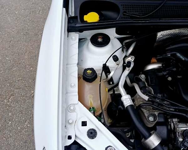 Белый Рено Логан, объемом двигателя 1.5 л и пробегом 150 тыс. км за 9150 $, фото 42 на Automoto.ua