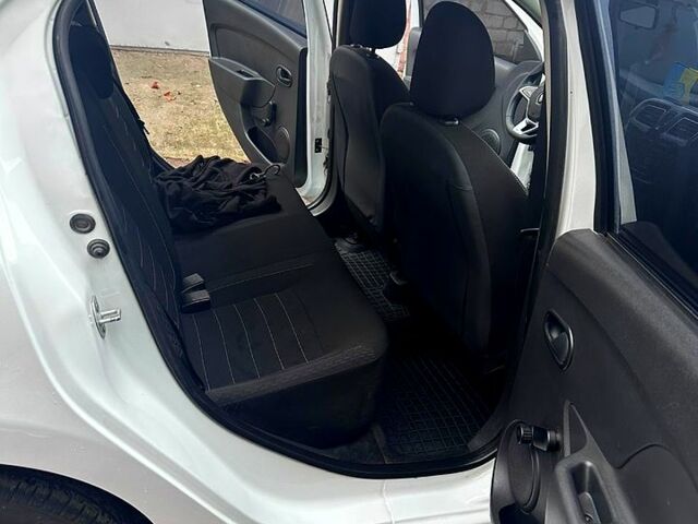 Белый Рено Логан, объемом двигателя 1.5 л и пробегом 152 тыс. км за 7500 $, фото 7 на Automoto.ua