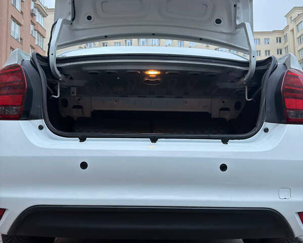 Белый Рено Логан, объемом двигателя 0.9 л и пробегом 88 тыс. км за 10500 $, фото 11 на Automoto.ua