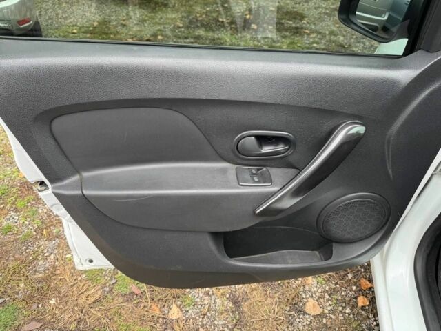 Білий Рено Логан, об'ємом двигуна 1 л та пробігом 150 тис. км за 5500 $, фото 7 на Automoto.ua