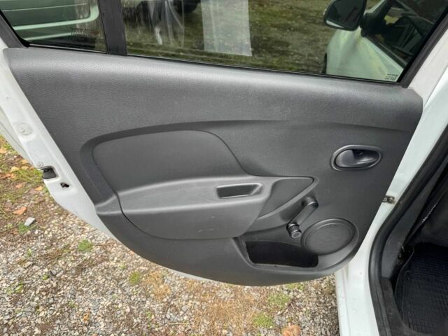 Білий Рено Логан, об'ємом двигуна 1 л та пробігом 150 тис. км за 5500 $, фото 8 на Automoto.ua