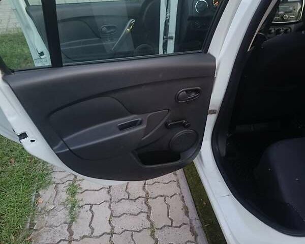 Белый Рено Логан, объемом двигателя 1 л и пробегом 199 тыс. км за 6000 $, фото 3 на Automoto.ua