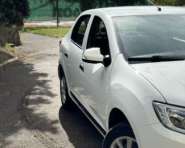 Белый Рено Логан, объемом двигателя 1 л и пробегом 220 тыс. км за 5850 $, фото 2 на Automoto.ua