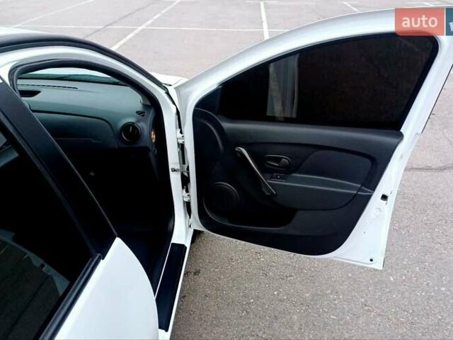 Белый Рено Логан, объемом двигателя 1.5 л и пробегом 150 тыс. км за 9150 $, фото 51 на Automoto.ua