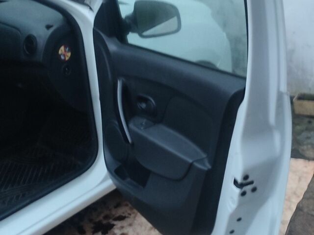 Белый Рено Логан, объемом двигателя 1 л и пробегом 213 тыс. км за 4500 $, фото 6 на Automoto.ua