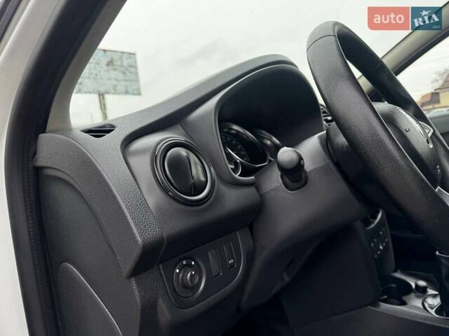 Білий Рено Логан, об'ємом двигуна 1.46 л та пробігом 97 тис. км за 7450 $, фото 27 на Automoto.ua