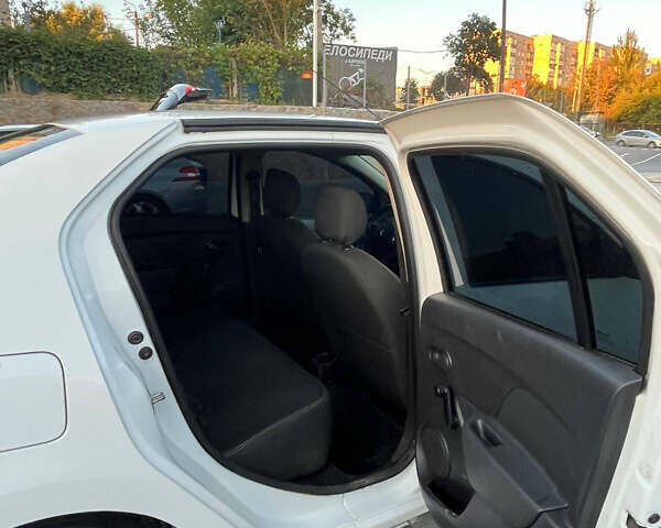 Білий Рено Логан, об'ємом двигуна 1 л та пробігом 79 тис. км за 7400 $, фото 8 на Automoto.ua