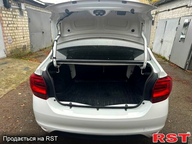 Белый Рено Логан, объемом двигателя 1.5 л и пробегом 152 тыс. км за 7500 $, фото 5 на Automoto.ua