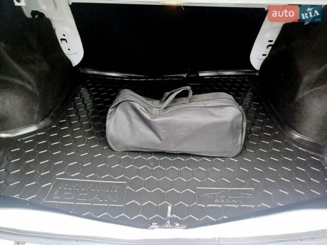 Белый Рено Логан, объемом двигателя 1.5 л и пробегом 150 тыс. км за 9150 $, фото 37 на Automoto.ua