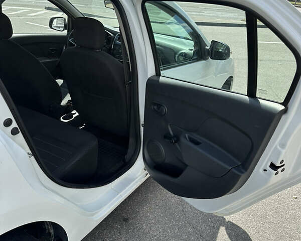 Белый Рено Логан, объемом двигателя 1.46 л и пробегом 248 тыс. км за 6400 $, фото 6 на Automoto.ua