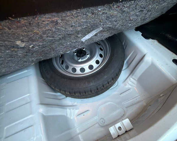 Белый Рено Логан, объемом двигателя 0.9 л и пробегом 88 тыс. км за 10500 $, фото 13 на Automoto.ua