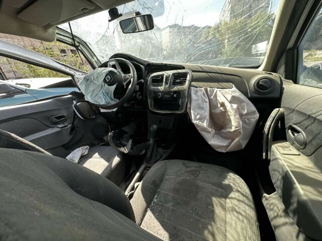 Белый Рено Логан, объемом двигателя 1 л и пробегом 95 тыс. км за 1600 $, фото 6 на Automoto.ua