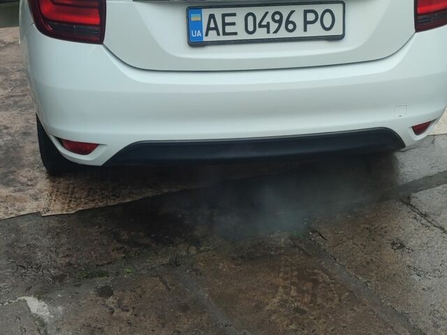 Белый Рено Логан, объемом двигателя 1 л и пробегом 213 тыс. км за 4500 $, фото 2 на Automoto.ua