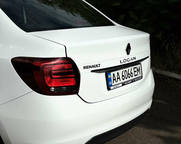 Белый Рено Логан, объемом двигателя 1 л и пробегом 220 тыс. км за 5850 $, фото 5 на Automoto.ua