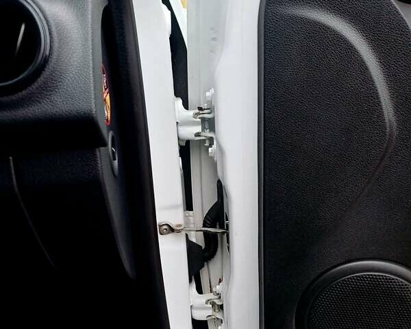 Белый Рено Логан, объемом двигателя 1.5 л и пробегом 150 тыс. км за 9150 $, фото 55 на Automoto.ua