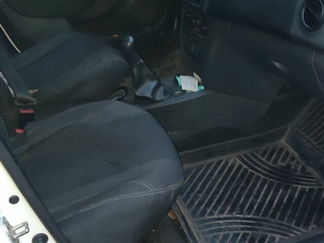 Белый Рено Логан, объемом двигателя 1 л и пробегом 213 тыс. км за 4500 $, фото 5 на Automoto.ua