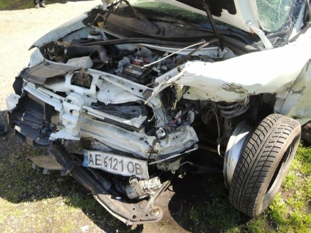 Белый Рено Логан, объемом двигателя 1 л и пробегом 95 тыс. км за 1600 $, фото 4 на Automoto.ua