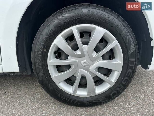 Білий Рено Логан, об'ємом двигуна 0.9 л та пробігом 82 тис. км за 9500 $, фото 12 на Automoto.ua