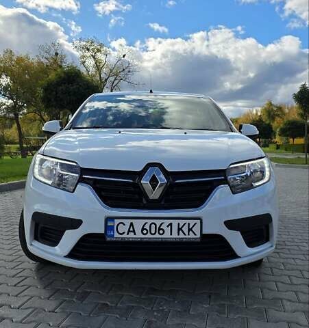 Белый Рено Логан, объемом двигателя 1 л и пробегом 107 тыс. км за 8200 $, фото 2 на Automoto.ua