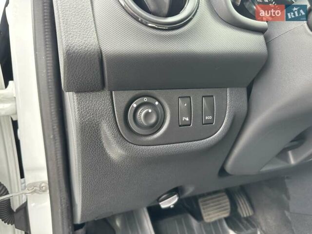 Білий Рено Логан, об'ємом двигуна 0.9 л та пробігом 82 тис. км за 9500 $, фото 14 на Automoto.ua