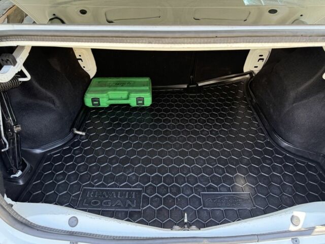 Белый Рено Логан, объемом двигателя 1.5 л и пробегом 140 тыс. км за 9000 $, фото 8 на Automoto.ua