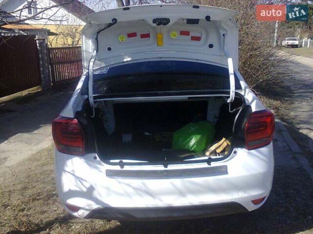 Белый Рено Логан, объемом двигателя 1 л и пробегом 70 тыс. км за 8300 $, фото 20 на Automoto.ua