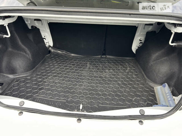 Білий Рено Логан, об'ємом двигуна 0.9 л та пробігом 60 тис. км за 11100 $, фото 5 на Automoto.ua