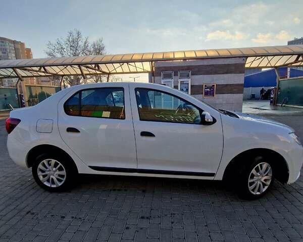 Белый Рено Логан, объемом двигателя 0.9 л и пробегом 70 тыс. км за 8200 $, фото 2 на Automoto.ua