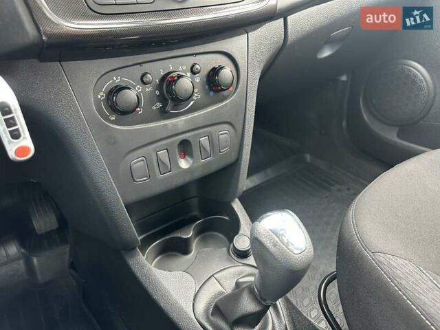 Білий Рено Логан, об'ємом двигуна 0.9 л та пробігом 82 тис. км за 9500 $, фото 21 на Automoto.ua