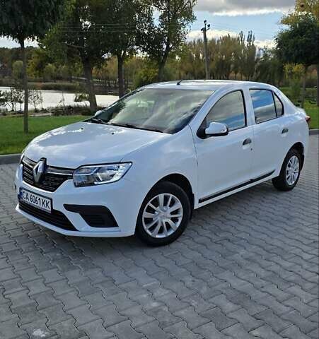 Белый Рено Логан, объемом двигателя 1 л и пробегом 107 тыс. км за 8200 $, фото 3 на Automoto.ua