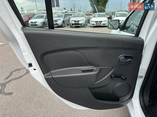 Білий Рено Логан, об'ємом двигуна 0.9 л та пробігом 82 тис. км за 9900 $, фото 24 на Automoto.ua