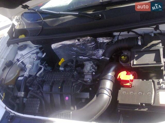 Белый Рено Логан, объемом двигателя 1 л и пробегом 70 тыс. км за 8300 $, фото 4 на Automoto.ua