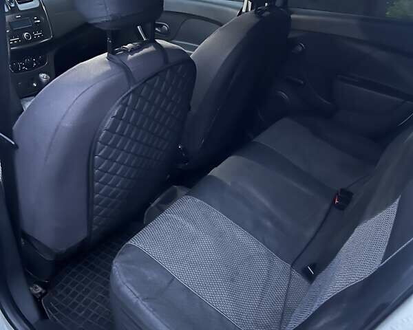 Білий Рено Логан, об'ємом двигуна 1 л та пробігом 99 тис. км за 8150 $, фото 7 на Automoto.ua