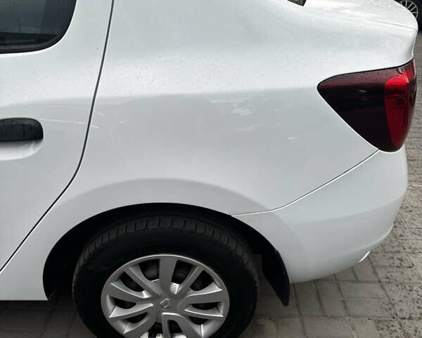 Белый Рено Логан, объемом двигателя 1 л и пробегом 55 тыс. км за 9200 $, фото 1 на Automoto.ua