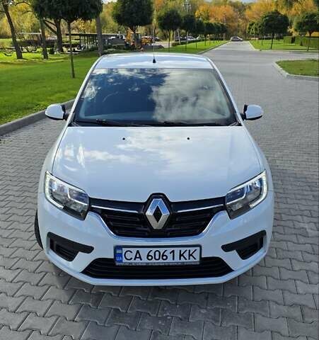 Белый Рено Логан, объемом двигателя 1 л и пробегом 107 тыс. км за 8200 $, фото 1 на Automoto.ua