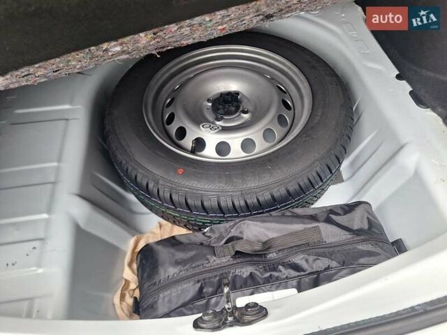 Білий Рено Логан, об'ємом двигуна 1.46 л та пробігом 17 тис. км за 13000 $, фото 21 на Automoto.ua