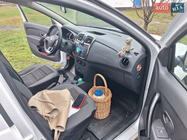 Білий Рено Логан, об'ємом двигуна 1.46 л та пробігом 17 тис. км за 13000 $, фото 15 на Automoto.ua