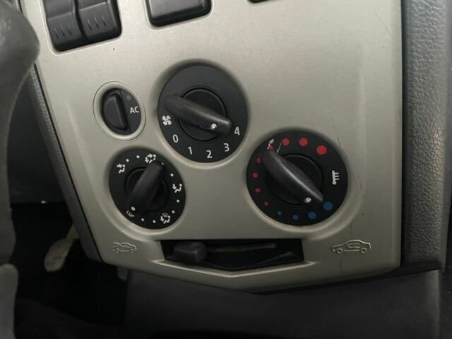 Білий Рено Логан, об'ємом двигуна 1.4 л та пробігом 200 тис. км за 1500 $, фото 5 на Automoto.ua