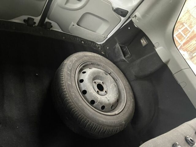 Білий Рено Логан, об'ємом двигуна 1.4 л та пробігом 200 тис. км за 1500 $, фото 2 на Automoto.ua