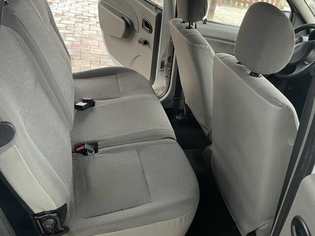 Білий Рено Логан, об'ємом двигуна 1.4 л та пробігом 200 тис. км за 1500 $, фото 3 на Automoto.ua