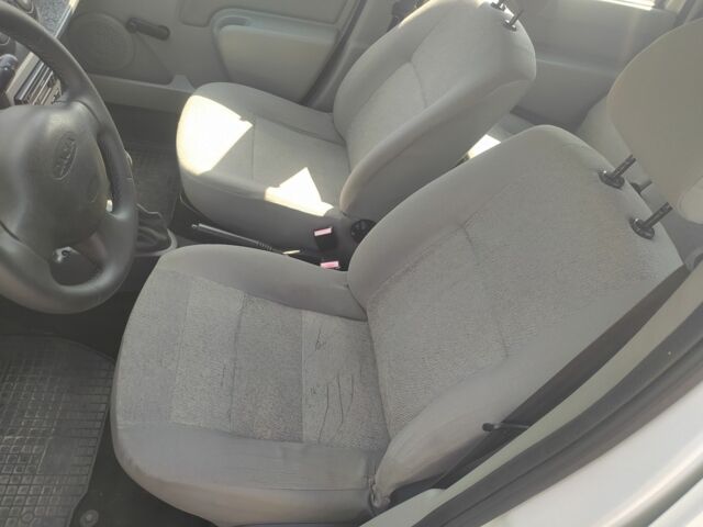 Белый Рено Логан, объемом двигателя 1.5 л и пробегом 247 тыс. км за 4000 $, фото 7 на Automoto.ua