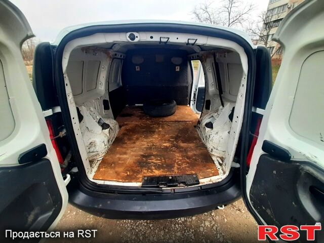 Белый Рено Логан, объемом двигателя 1.6 л и пробегом 170 тыс. км за 3500 $, фото 5 на Automoto.ua