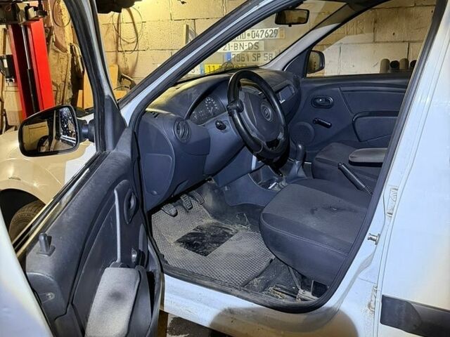 Білий Рено Логан, об'ємом двигуна 1.6 л та пробігом 350 тис. км за 2500 $, фото 4 на Automoto.ua